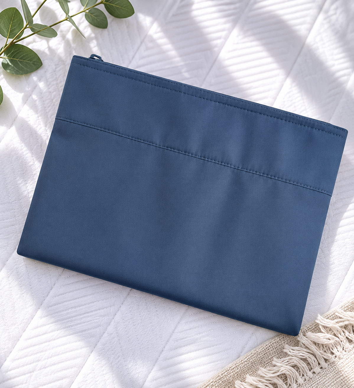 Cortina blackout color azul con sistema de ojal invisible y diseño elegante, ideal para darle un toque moderno y sofisticado a cualquier espacio. Bloquea eficazmente la entrada de luz y brinda mayor privacidad y comodidad.