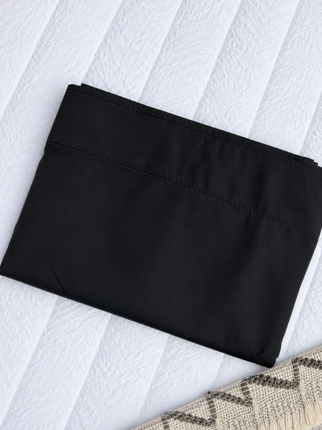 Cortina blackout negra de estilo moderno con excelente cobertura de luz y sistema de ojal invisible. Ideal para crear ambientes elegantes y con mayor oscuridad.