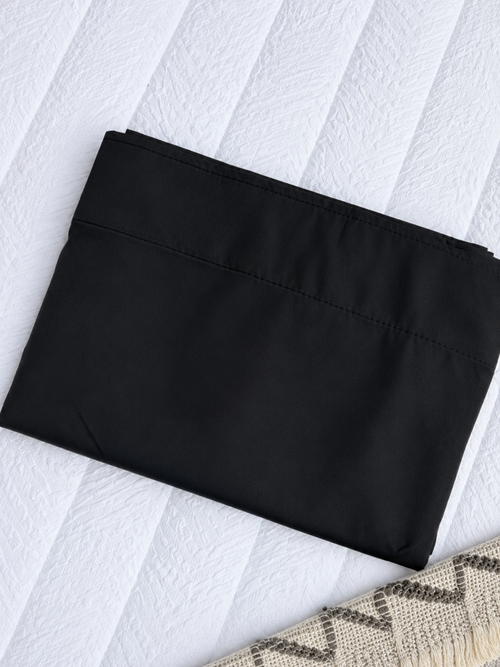 Cortina blackout negra de estilo moderno con excelente cobertura de luz y sistema de ojal invisible. Ideal para crear ambientes elegantes y con mayor oscuridad.