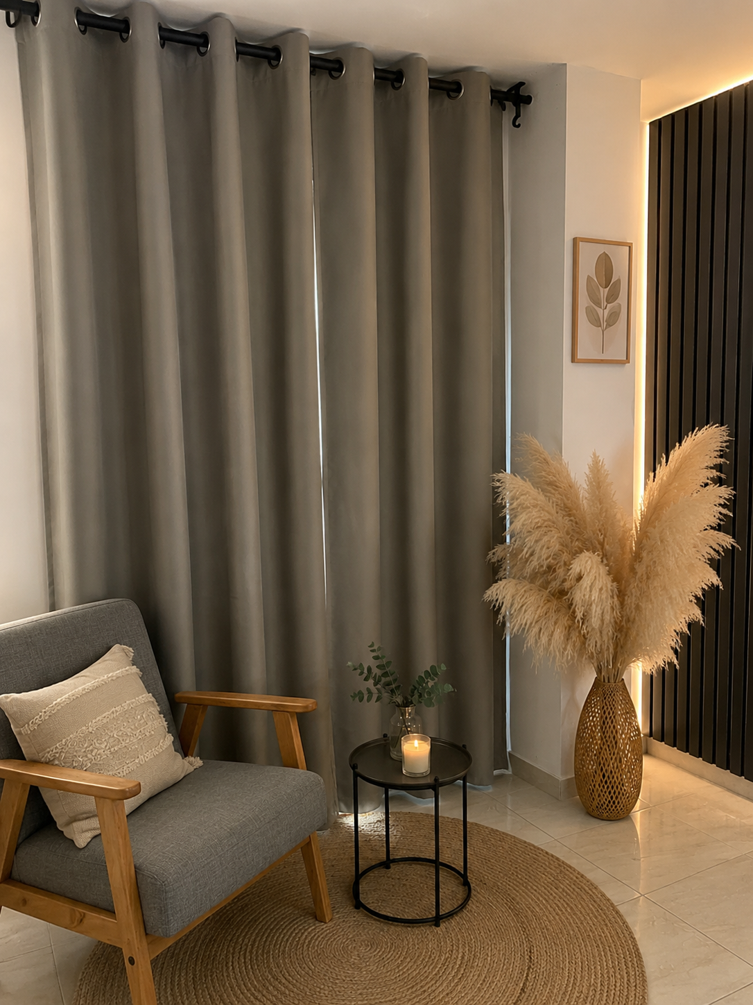 Cortina black out color gris moderno con acabado elegante y minimalista. Perfecta para salas, habitaciones y espacios contemporáneos que buscan confort y control de luz.