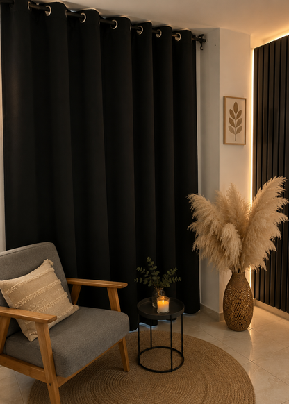 Cortina blackout color negro de estilo sofisticado y moderno. Ayuda a reducir la entrada de luz mientras aporta elegancia y un ambiente cálido al espacio