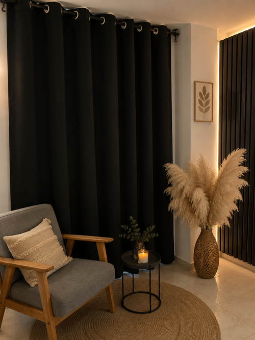 Cortina blackout color negro de estilo sofisticado y moderno. Ayuda a reducir la entrada de luz mientras aporta elegancia y un ambiente cálido al espacio