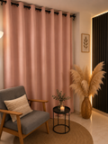 Cortina blackout color rosado suave, ideal para crear espacios modernos, acogedores y elegantes. Diseñada para bloquear la entrada de luz y brindar mayor privacidad y confort al hogar.