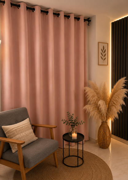 Cortina blackout color rosado suave, ideal para crear espacios modernos, acogedores y elegantes. Diseñada para bloquear la entrada de luz y brindar mayor privacidad y confort al hogar.