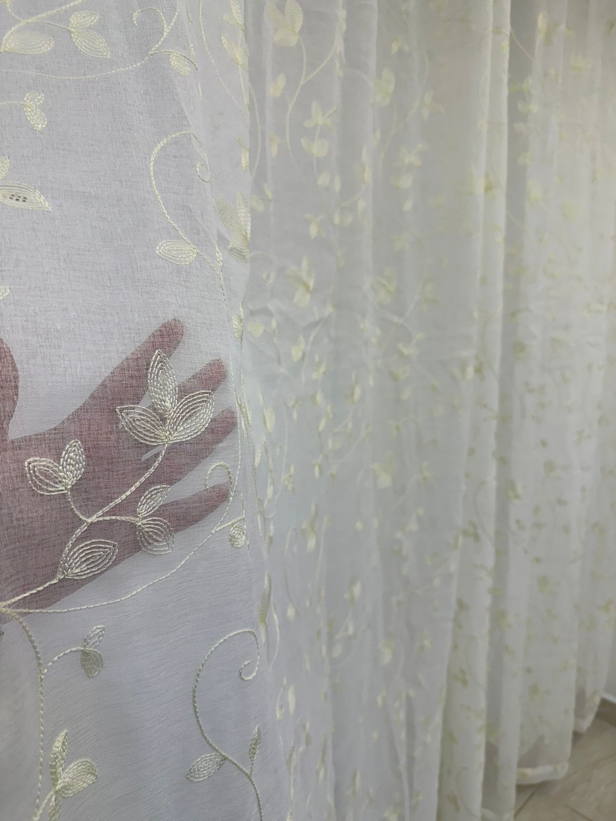 Velo decorativo Marquesa Hojas color beige con delicado bordado de hojas y acabado elegante. Su tela translúcida permite el paso de la luz natural, ideal para crear espacios cálidos, sofisticados y acogedores.