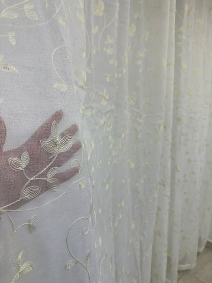 Velo decorativo Marquesa Hojas color beige con delicado bordado de hojas y acabado elegante. Su tela translúcida permite el paso de la luz natural, ideal para crear espacios cálidos, sofisticados y acogedores.
