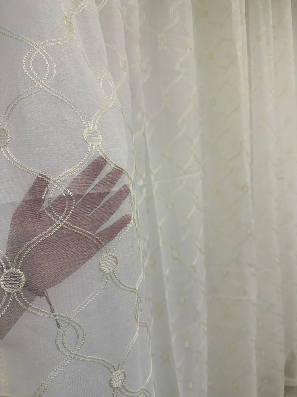 Velo decorativo Perla Círculos color beige con elegante diseño bordado en forma de círculos y detalles sofisticados. Su tela translúcida permite el paso de la luz natural, creando ambientes cálidos, modernos y acogedores.