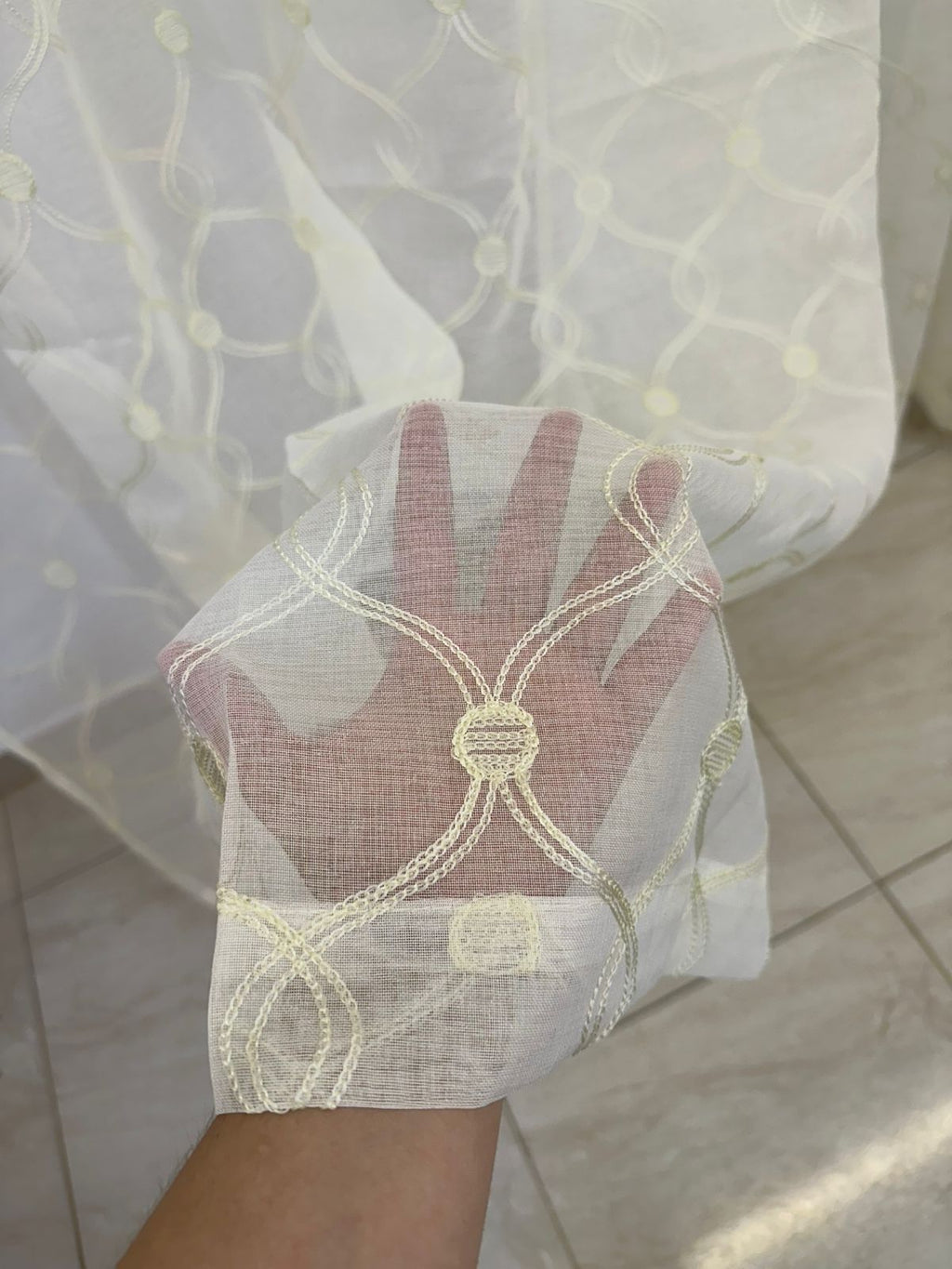 Velo decorativo Perla Círculos color beige con elegante diseño bordado en forma de círculos y detalles sofisticados. Su tela translúcida permite el paso de la luz natural, creando ambientes cálidos, modernos y acogedores.