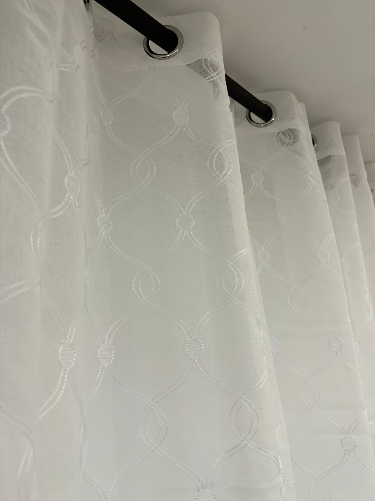 Velo decorativo Perla Círculos color blanco con finos bordados en forma de círculos y tela translúcida. Perfecto para brindar luminosidad, frescura y elegancia a cualquier espacio del hogar