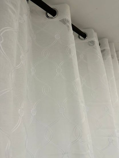 Velo decorativo Perla Círculos color blanco con finos bordados en forma de círculos y tela translúcida. Perfecto para brindar luminosidad, frescura y elegancia a cualquier espacio del hogar