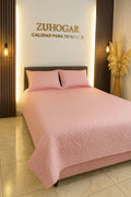 Tendido unifaz color rosado de fondo entero con diseño delicado y moderno. Ideal para crear ambientes acogedores, suaves y llenos de estilo.